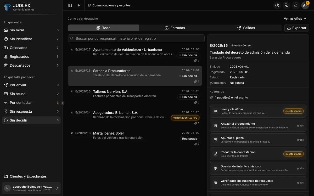 El libro registro con un asiento abierto